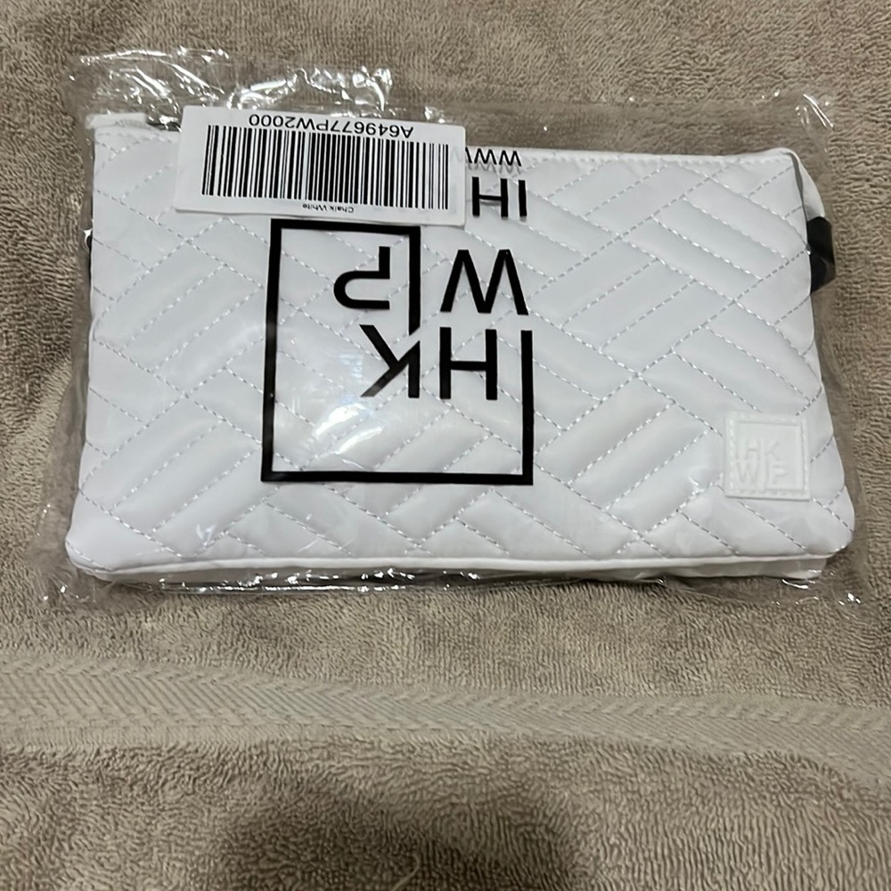 White cross body bag with zipper entry, can be cross body or wristlet.